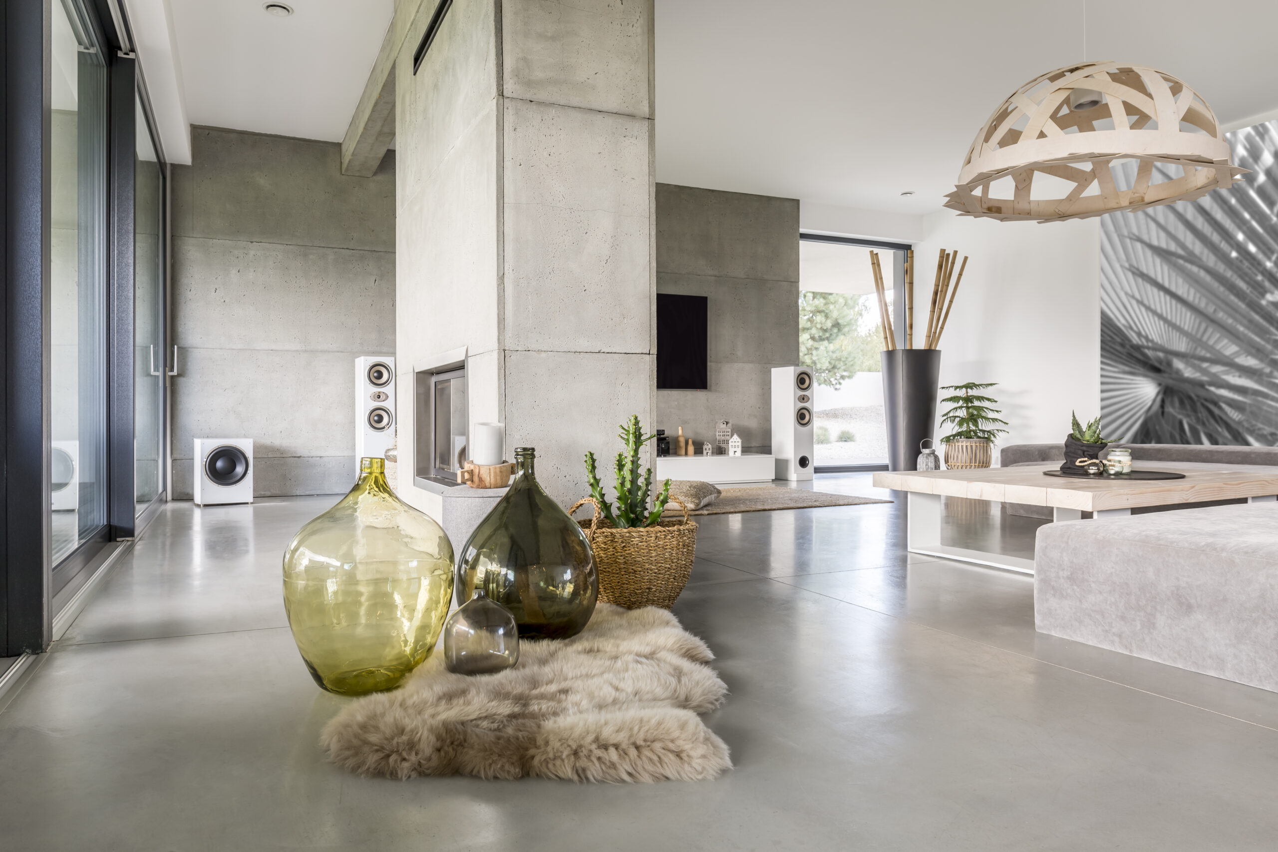 Interior contemporáneo con paredes y suelo de apariencia mineral continua