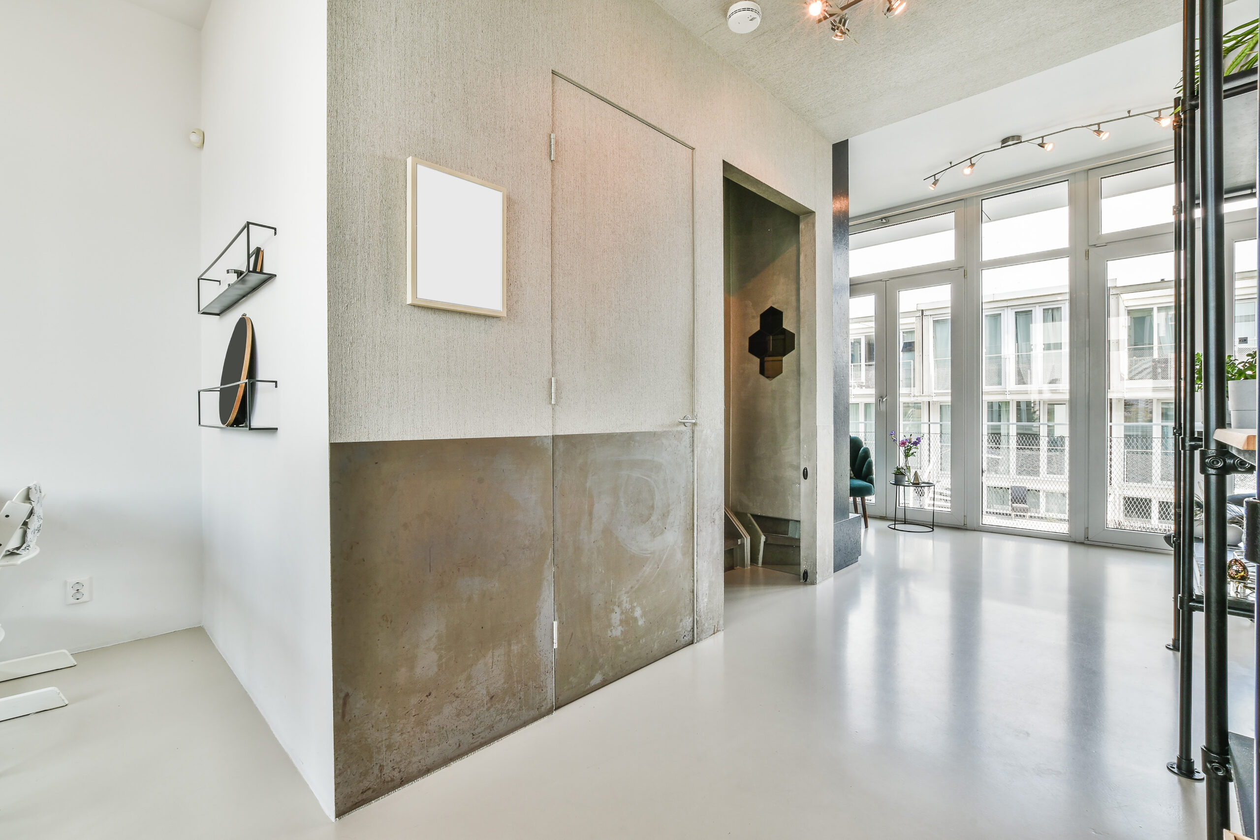 Apartamento minimalista con pavimento continuo claro
